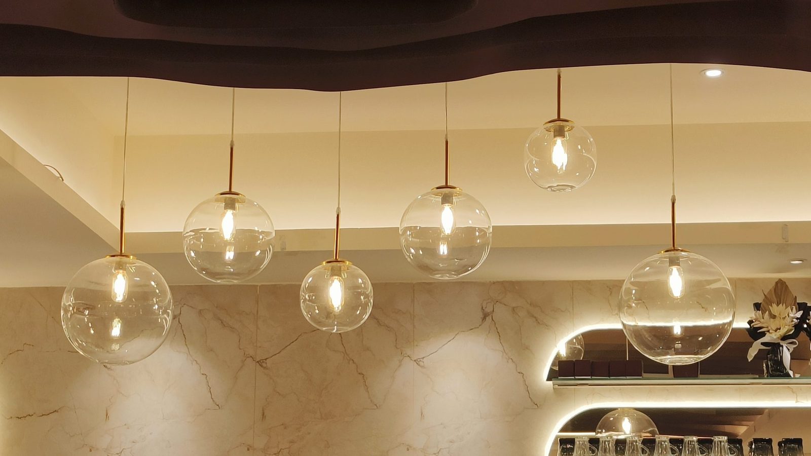 Globes de verre suspendus avec ampoules chaudes