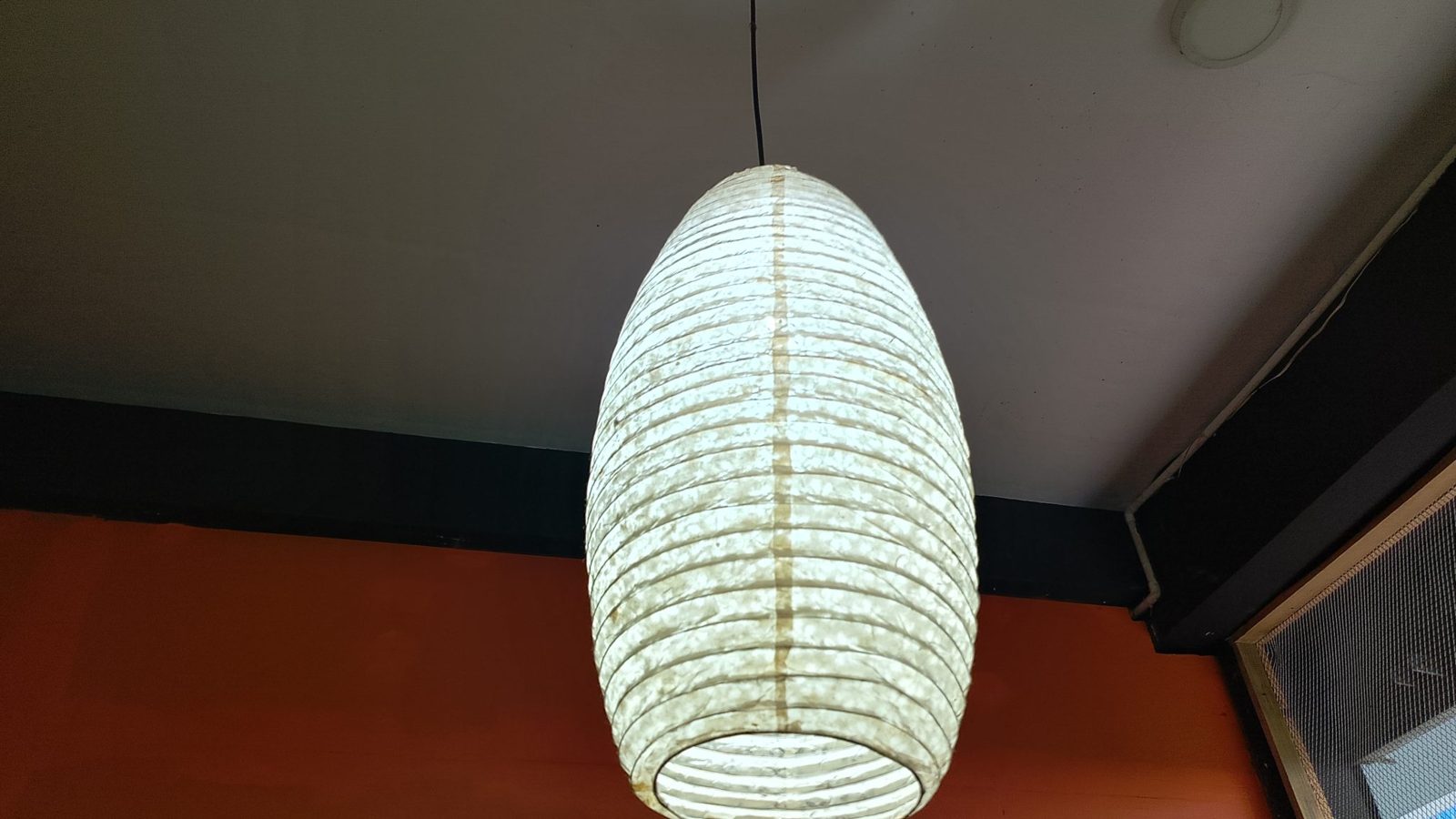 Lampe suspendue en papier blanc