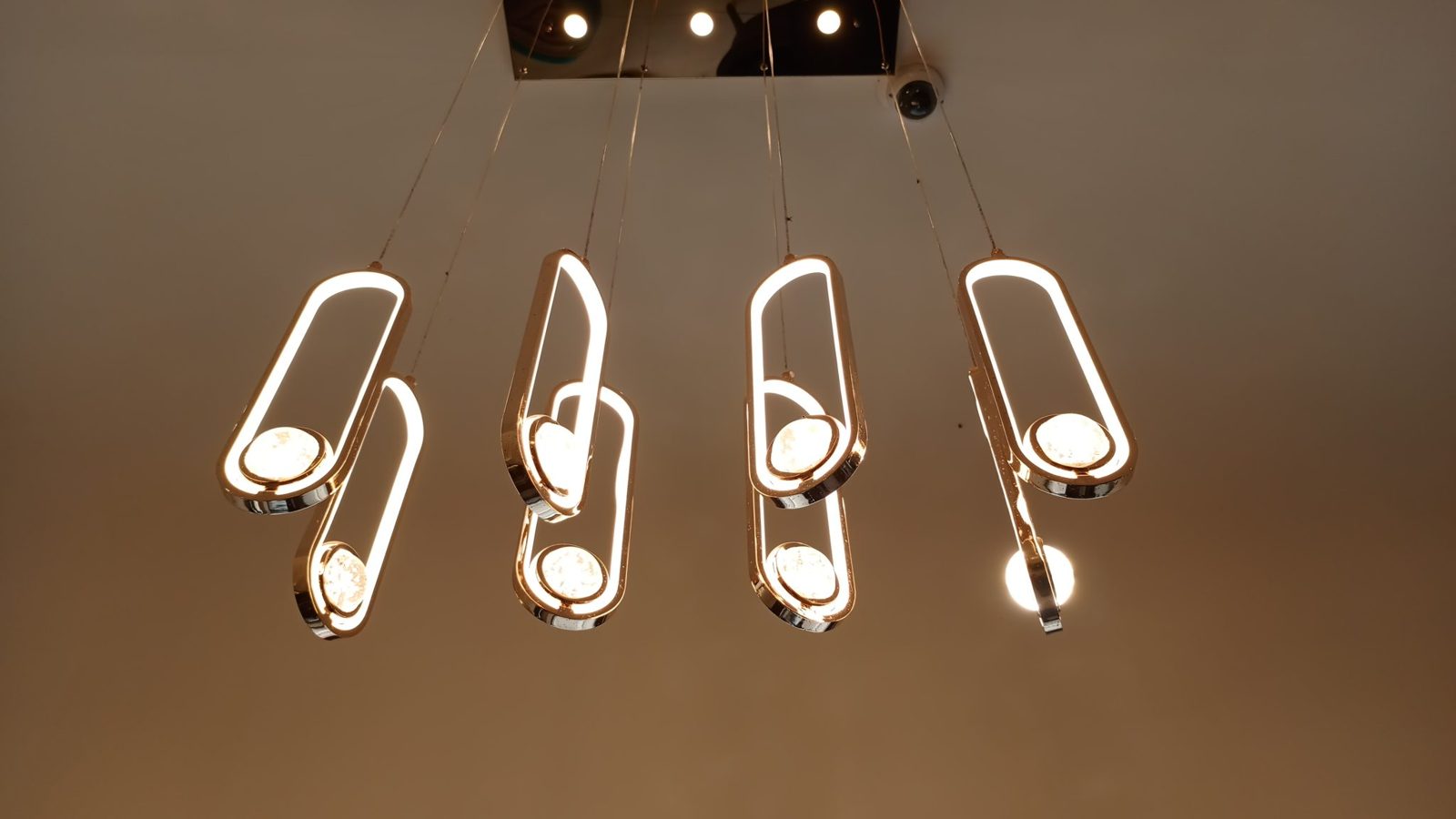 Suspensions modernes design au plafond