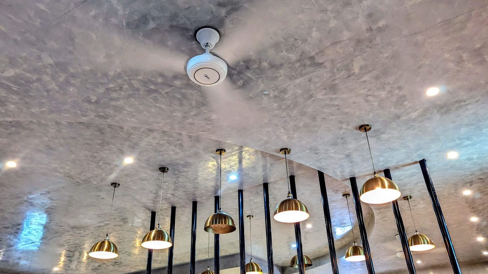 Suspensions lumineuses au plafond