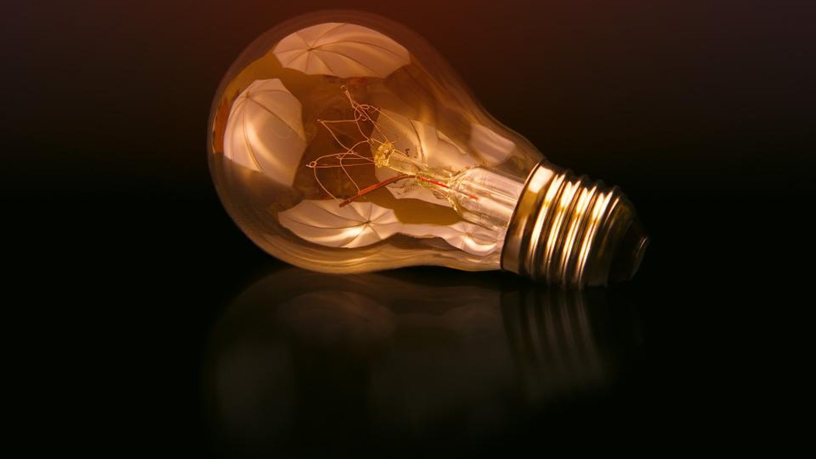 Ampoule DEL à filament allumée sur fond sombre