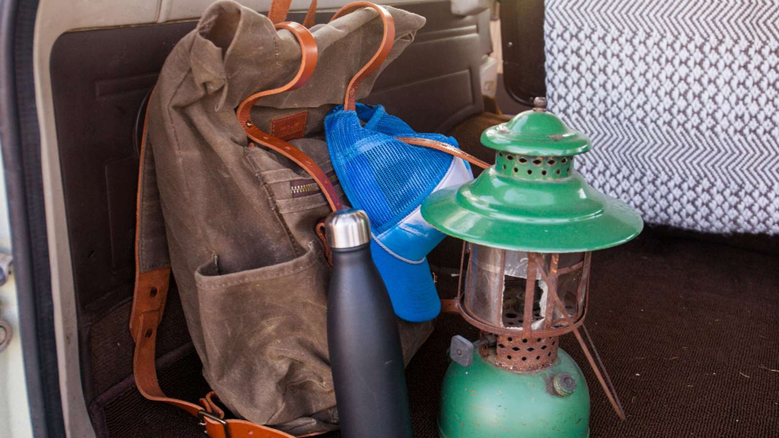 Lanterne de camping et sac à dos prêts pour une sortie