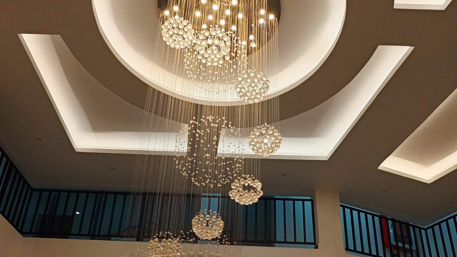 Encastrés DEL au plafond d’une pièce moderne